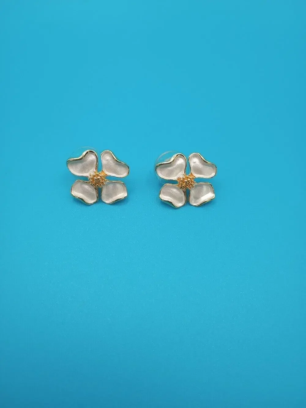 Goldtone White Enamel Flower Pierce Earrings